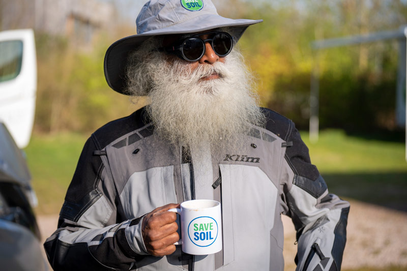 Sadhguru unterwegs mit der „Rette den Boden / Save Soil“ Kampagne
